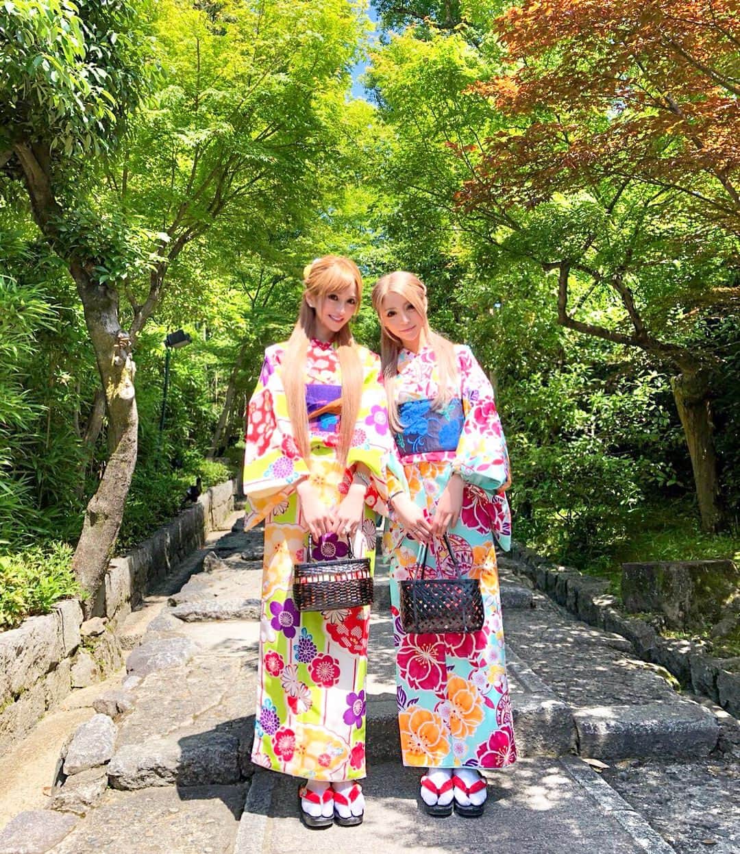 一条響さんのインスタグラム写真 - (一条響Instagram)「着物全身バージョン💛👘💛 ， 京都またゆっくり行きたい⛩💞 ， ちゃっかり商売繁盛のお守り買いました🙇🏼‍♀️笑 ， #京都#八坂神社#着物#kimono#愛沢えみり#一条響#キャバ嬢#twins#思い出#癒し#商売繁盛#ちゃっかり✌🏻」5月29日 21時19分 - ichijyo_hibiki