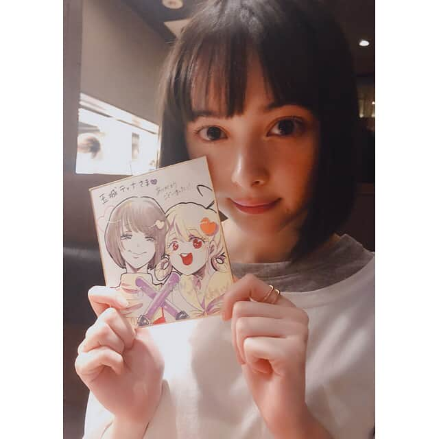 玉城ティナさんのインスタグラム写真 - (玉城ティナInstagram)「映画ドルメンX、特別試写会 ありがとうございました！  高木先生にプレゼント🎁 頂いてしまいました、、 ヨイちゃんと、玉城、、 メッセージもありがとう ございます😢原作の先生に 喜んでもらえるのはとってもうれしいこと。  有難いことに、6月は2本 映画が公開になります！  今年の夏はラフに生きたい〜」5月29日 22時38分 - tinapouty