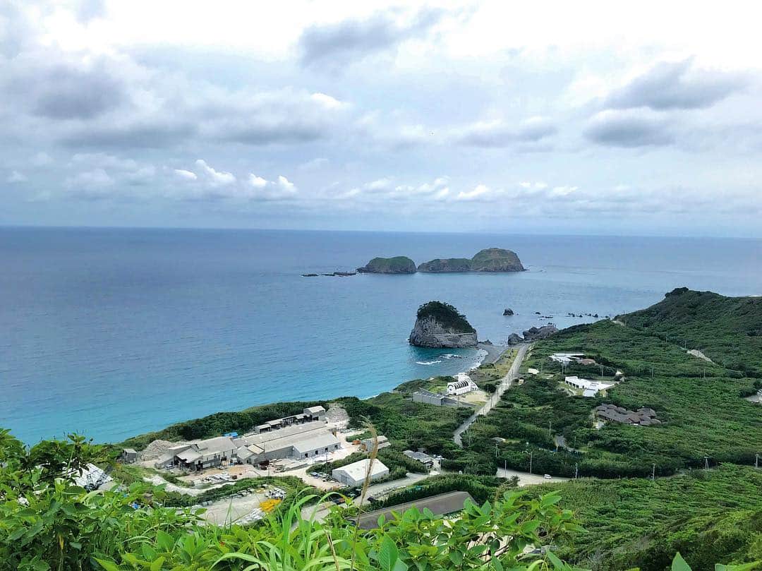 高松いくさんのインスタグラム写真 - (高松いくInstagram)「石山からの景色⛰ 新島を上から眺められスポット👍 トレッキングコース🚶‍♀️🏃‍♀️ #新島 #絶景 #景色 #綺麗  #石山 #niijima #island #ishiyama」5月29日 23時48分 - iku_takamatsu_trip_sup_yoga