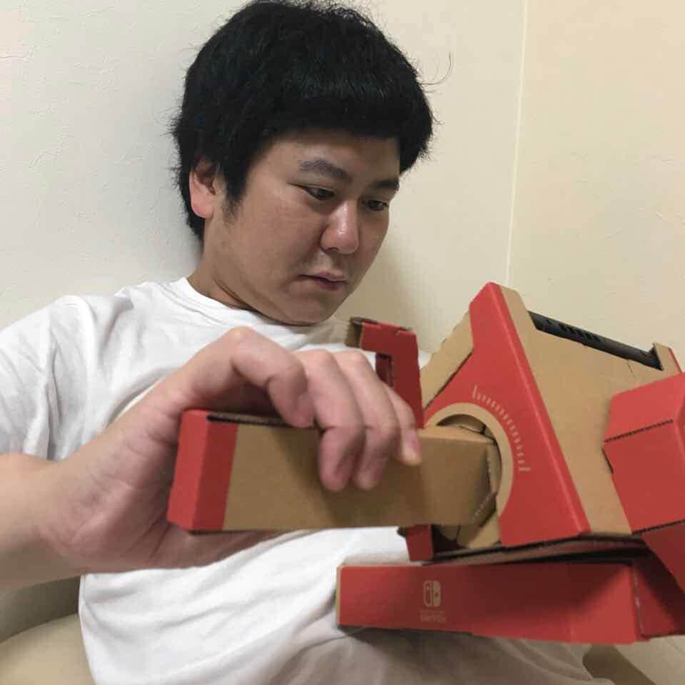 中川パラダイス のインスタグラム：「ニンテンドーラボすげー  ダンボールでこんな事できんの？ ナメてた バイクレースのハンドルの振動もすごいし おもろー  りんたろうから奪い取ってやってるよ 半泣きでこっちみてるよ」