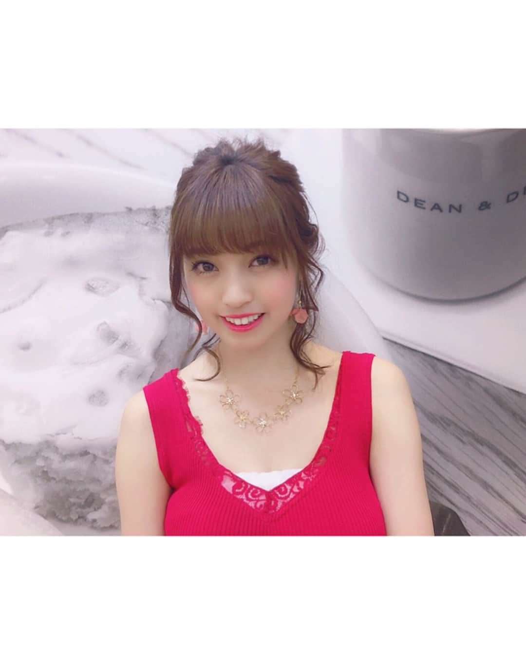 村島未悠さんのインスタグラム写真 - (村島未悠Instagram)「昨日の#ライブミー  衣装👚 ゲストで#cherrsee が来てくれたから♫ピアスが桜やねん🌸めっちゃ可愛かったな。 次回は6月11日の19時からです！ #ライブミー #生配信#fashion#ファッション#ヘア  #ピアス#桜#モデル#model#artist #miyu  #coordinate#makeup #hairarrange #girl  #スカート #point #Ribon #リボン @tittyandco_com #トップス #カラー #赤 #red @rienda_official」5月30日 0時17分 - happy_miyu0827