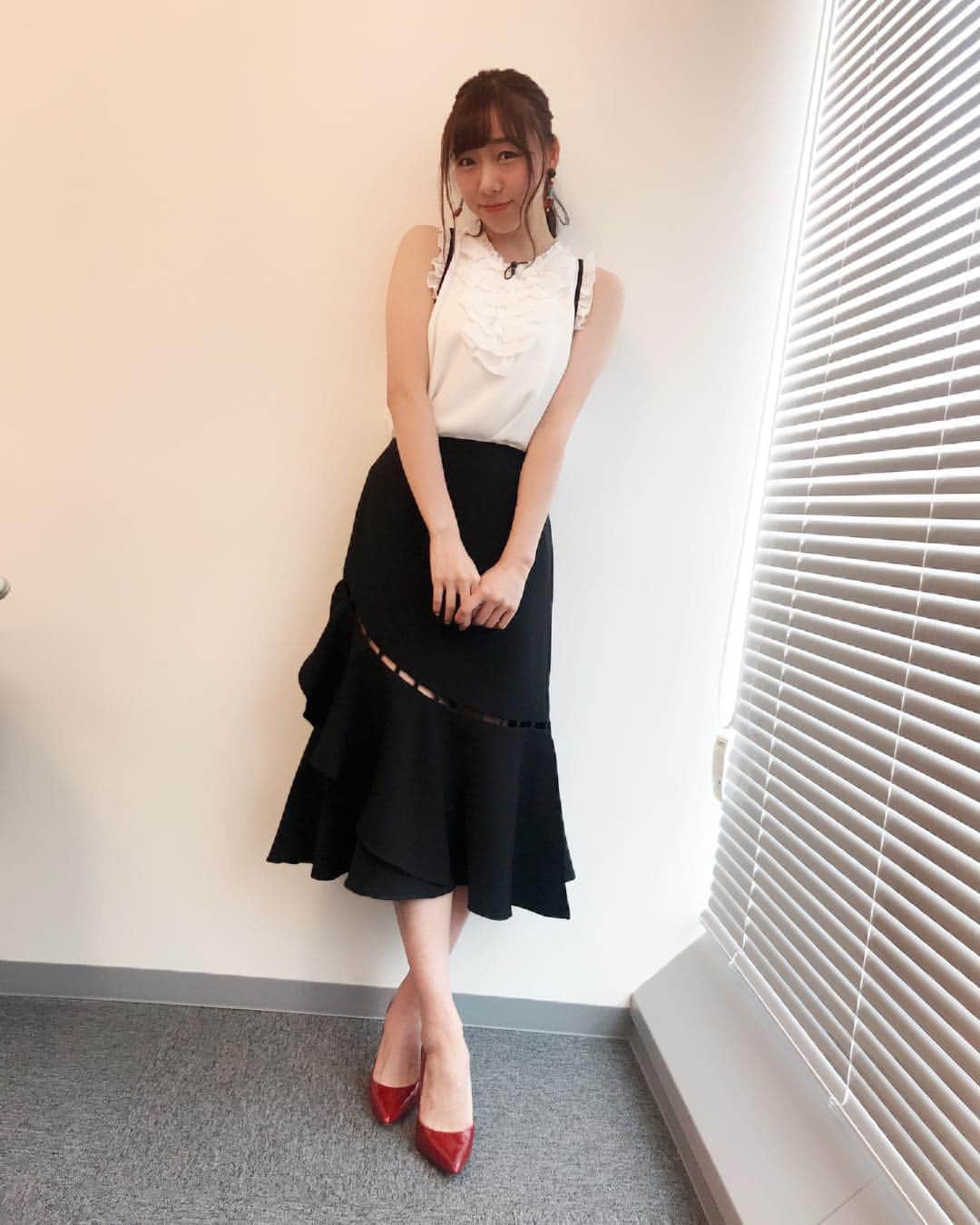 須田亜香里さんのインスタグラム写真 - (須田亜香里Instagram)「大徳さんではガチ私服でした。 ZARAのプチプラのブラウスに、上品だけど少しセクシーなスカートを合わせてみました。  #私服  #コーディネート  #タグ付けしたよ #須田亜香里の服」5月30日 2時09分 - akarisuda