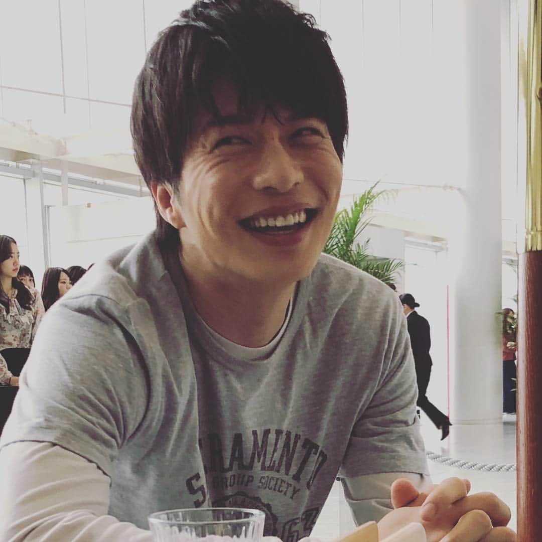 おっさんずラブ 武蔵の部屋のインスタグラム：「‪はるたんとお買い物デートなう❤️‬ ‪#今日は一緒にショッピングモールにやってきました👚‬ ‪#お腹が空いたのでカフェごはん‬ ‪#俺はラザニア‬ ‪#はるたんはチーズインハンバーグ‬ ‪#隣の席の子供たちを見て笑ってるはるたん☺️‬ ‪#尊〜い‼️‬ ‪#控えめに言って尊〜い‼️‬ ‪#この目元のクシャってするとこが尊‬〜い‼️ #ちなみに私実はサプライズを画策中 #‪１０年前のあの日の芽生えた気持ちに‬ ‪#答えを出したいと思っている‬ ‪#そういえばあの日の公園でも‬ ‪#花が咲き始めていたな ‪#あの日みた花の名前を僕達はまだ知らない🌸‬」