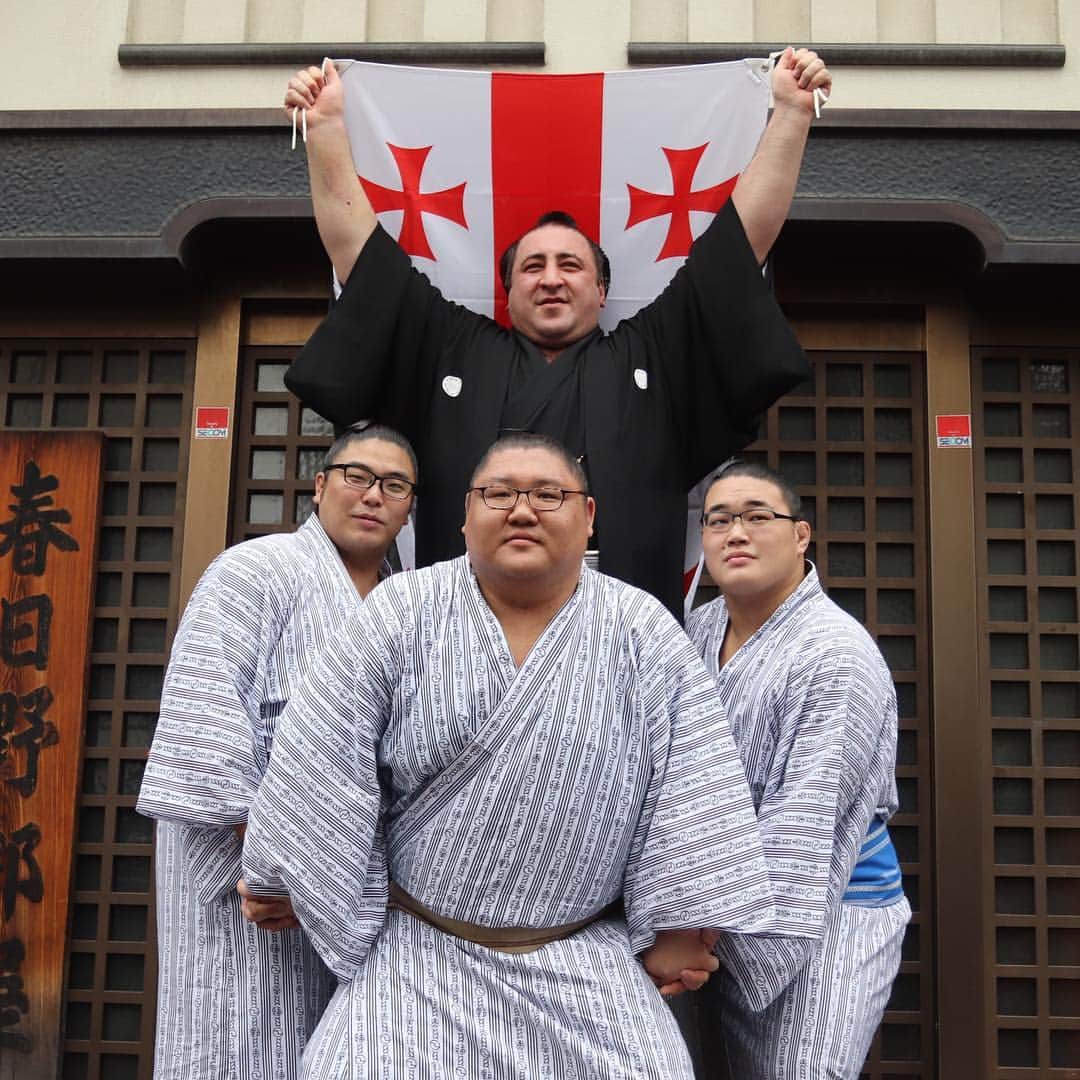 日本相撲協会さんのインスタグラム写真 - (日本相撲協会Instagram)「栃飛龍、栃登、栃清龍の作る騎馬に乗り、故郷ジョージアの国旗を持ってポーズ。 #sumo #相撲 #georgia」5月30日 13時17分 - sumokyokai