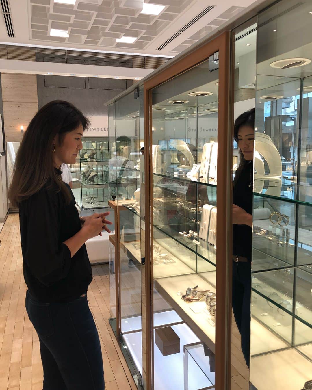 渡邉彩香のインスタグラム：「今日はスタージュエリーさんにお邪魔してきました💍試合の時はいつもスタージュエリーさんのピアスをつけています😊 #スタージュエリー#横浜元町」