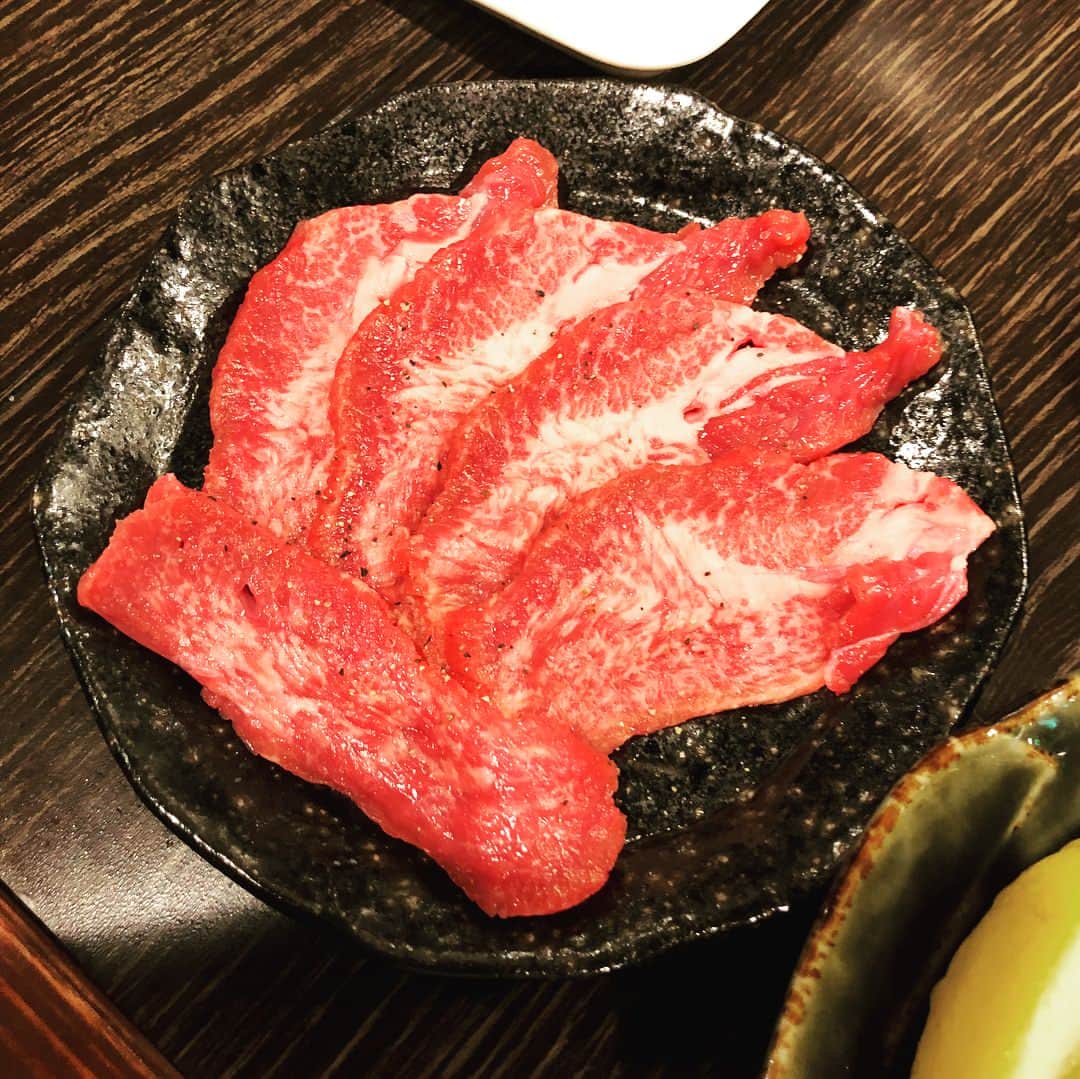 奥田修二さんのインスタグラム写真 - (奥田修二Instagram)「京橋ホルモン「徳いち 布施店」にお邪魔してきました！ 「一人前」のお肉の量が最高。何種類も食べられるのが一番いい。昼の1時から開いてるのも嬉しすぎ。難波から電車で10分なんて行かない理由がない。 〒577-0841 大阪府東大阪市足代１丁目１２−２０  #塩タンと #カイノミとハラミと #和牛ヒレと #上ミノとアカセンと塩ハートと #ツラミとシビレとホソと #馬と魚」5月30日 14時06分 - gakutensoku_okuda_official