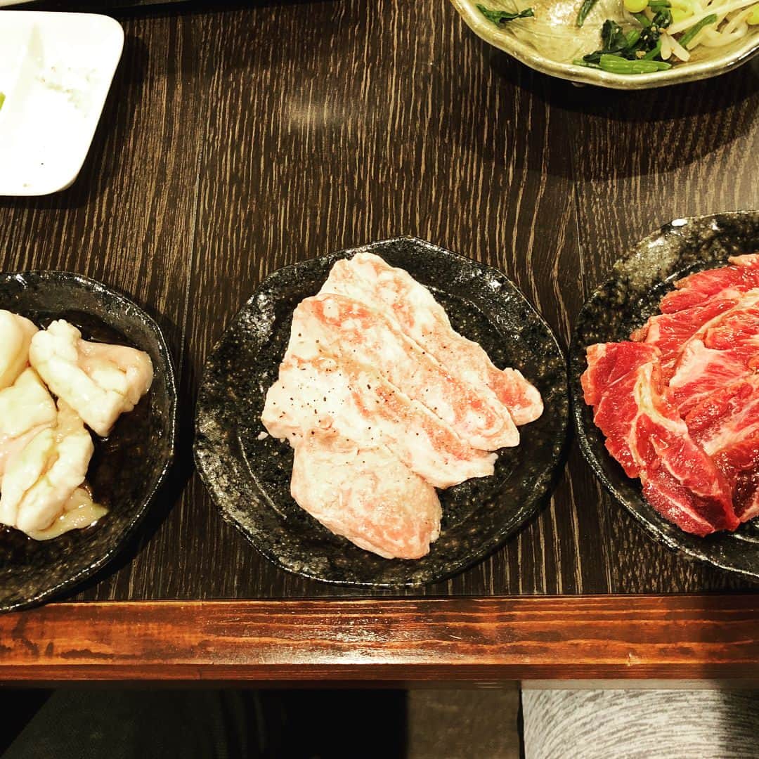 奥田修二さんのインスタグラム写真 - (奥田修二Instagram)「京橋ホルモン「徳いち 布施店」にお邪魔してきました！ 「一人前」のお肉の量が最高。何種類も食べられるのが一番いい。昼の1時から開いてるのも嬉しすぎ。難波から電車で10分なんて行かない理由がない。 〒577-0841 大阪府東大阪市足代１丁目１２−２０  #塩タンと #カイノミとハラミと #和牛ヒレと #上ミノとアカセンと塩ハートと #ツラミとシビレとホソと #馬と魚」5月30日 14時06分 - gakutensoku_okuda_official