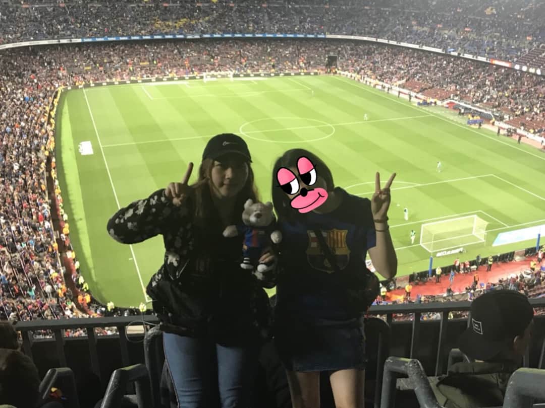 来栖あこさんのインスタグラム写真 - (来栖あこInstagram)「⚽️♥️🇪🇸 FCBarcelona Iniestaが日本にくる前 最後の試合😭😭♥️ そんなの知らなかった からびっくり👀💕笑  優しいおじちゃんから 旗もらった😊💓💓 #FCBarcelona #Barcelona #Iniesta #Canterbury」5月30日 6時58分 - akopai.081