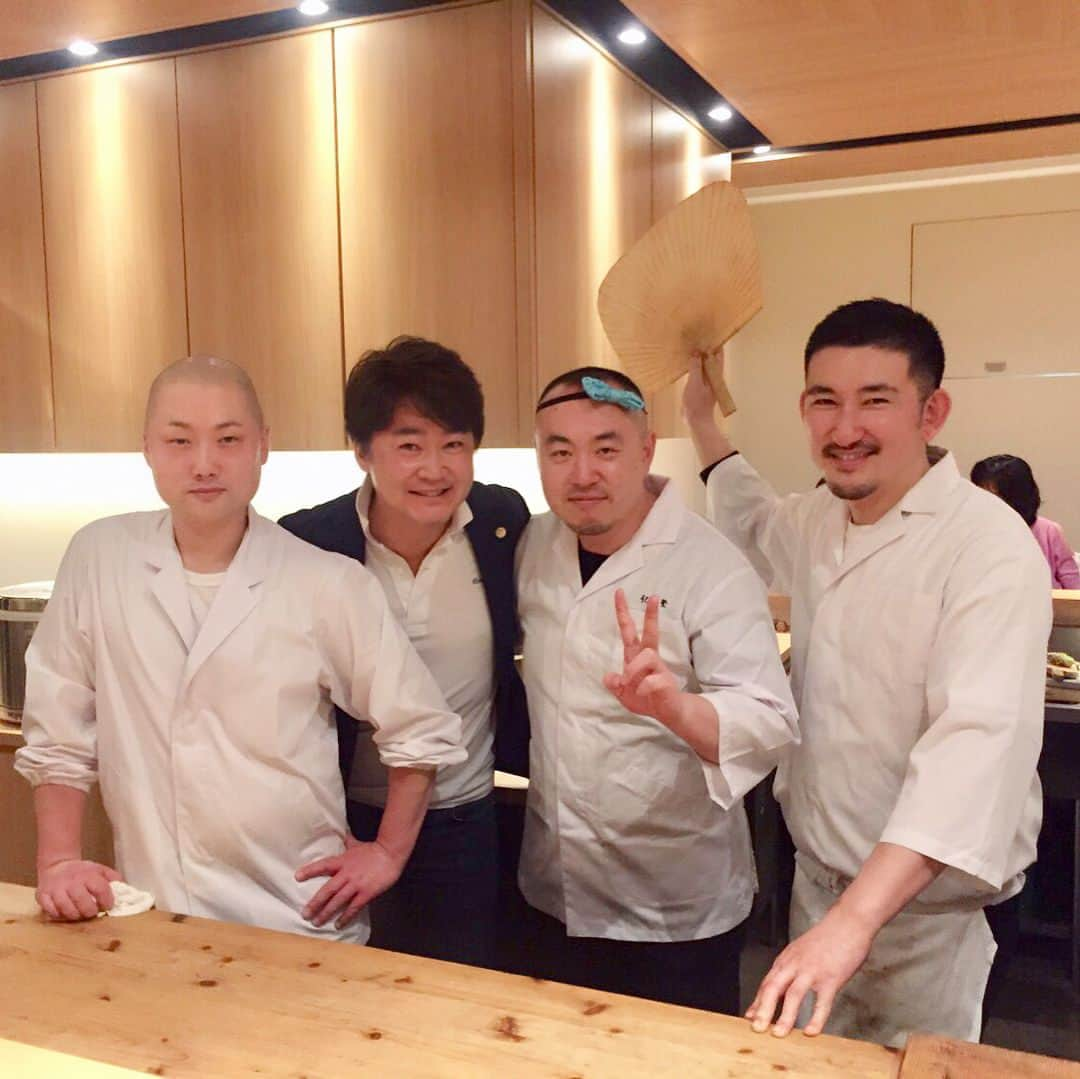 山岸久朗さんのインスタグラム写真 - (山岸久朗Instagram)「神戸を代表する三大名店「紀茂登」、「かさ原」、「城助」の特別コラボ会に呼ばれた幸運✨ お料理の構成のみならず、ペアリングのシャンパンから日本酒までマリアージュも温度も完璧😵 お客さんも素敵な人ばっかりで良い出逢いもあり、至福の日となりました😍ちあわて #紀茂登 #かさ原 #焼鳥かさ原 #城助 #寿志城助 #神戸グルメ #三宮グルメ #山岸久朗 #山岸弁護士 #山岸弁護士が飯テロ中」5月30日 7時03分 - yamaben