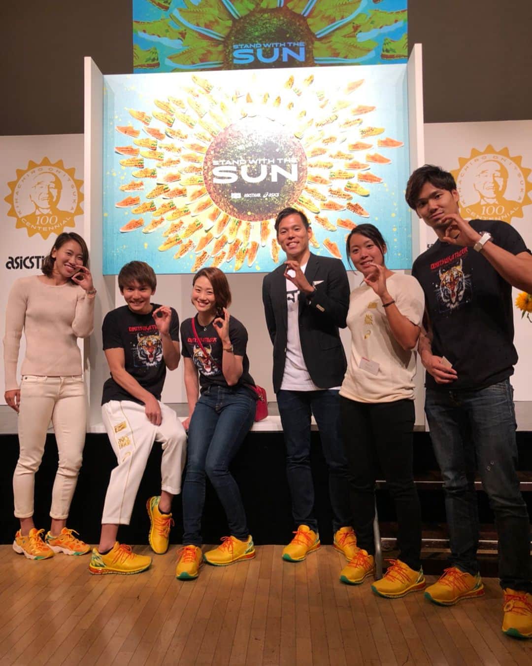 福島千里のインスタグラム：「: いつもお世話になっている アシックスの創業者である鬼塚喜八郎さん生誕100周年の記念パーティーにご招待していただきました。 生誕100周年を記念したひまわりのシューズをみんなお揃いで🌻🌻🌻 #asics #imoveme #happybirthday」