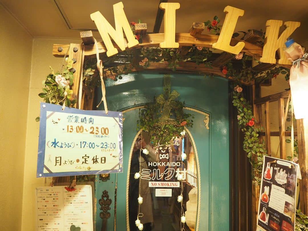 前田玲奈さんのインスタグラム写真 - (前田玲奈Instagram)「北海道 札幌 「ミルク村」 週末、思い切って北海道の旅に行ってきました。 そこで3月に行った時には伺えなかったお店に行ってきました！ まずはミルク村。 130種類のリキュールから好みの物を選び、アイスクリームにかけて頂くという大人なアイス屋さん！ アイスクリームもオリジナルで、オレンジリキュールがふわりと香る味わい深いけれどあっさりしてミルキーな味わい。 Aセットに付く、付け合わせのヨーグルトが異常な美味しさ。 1本8万円するというウイスキーや、どんぐり、紅茶やチョコ、木苺などのリキュールをマスターさんのオススメで頂きました。 一気に高級感感じる大人な味へ変化。 お酒が苦手な方でも、甘いフレーバーのリキュールだったら美味しく楽しめるし、 甘いのはちょっと…という大人舌な方にも度数高めのウイスキーで召し上がって頂くと「おっ！？」と行けちゃうと思います✨ アイスは一回お代わりが無料なんです…！！！ 雰囲気も含め最高でした。 なんと味わい深き北海道アイス文化…！！！ #アイ活 #ミルク村 #北海道 #札幌 #softcream #icecream #hokkaido #sapporo #リキュール #ウィスキー」5月30日 11時44分 - maedarena_ice