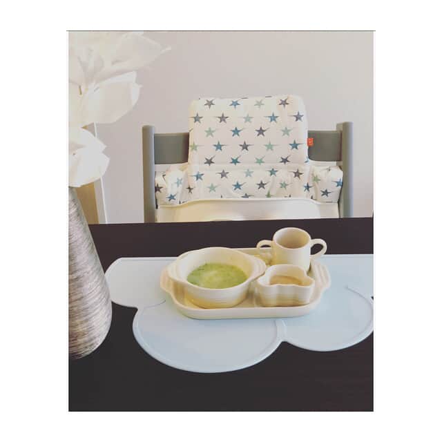 のインスタグラム：「離乳食が本格化してきたので、我が家もハイチェアーデビュー👶🍼 #悩みに悩んだ色 #チェアーはグレー #付属品はホワイトで統一 #息子より私の方が気に入っている #息子はごはんを触りたいお年頃 #案の定こぼし #椅子が汚れる #ママ悲しい #子育てあるある」