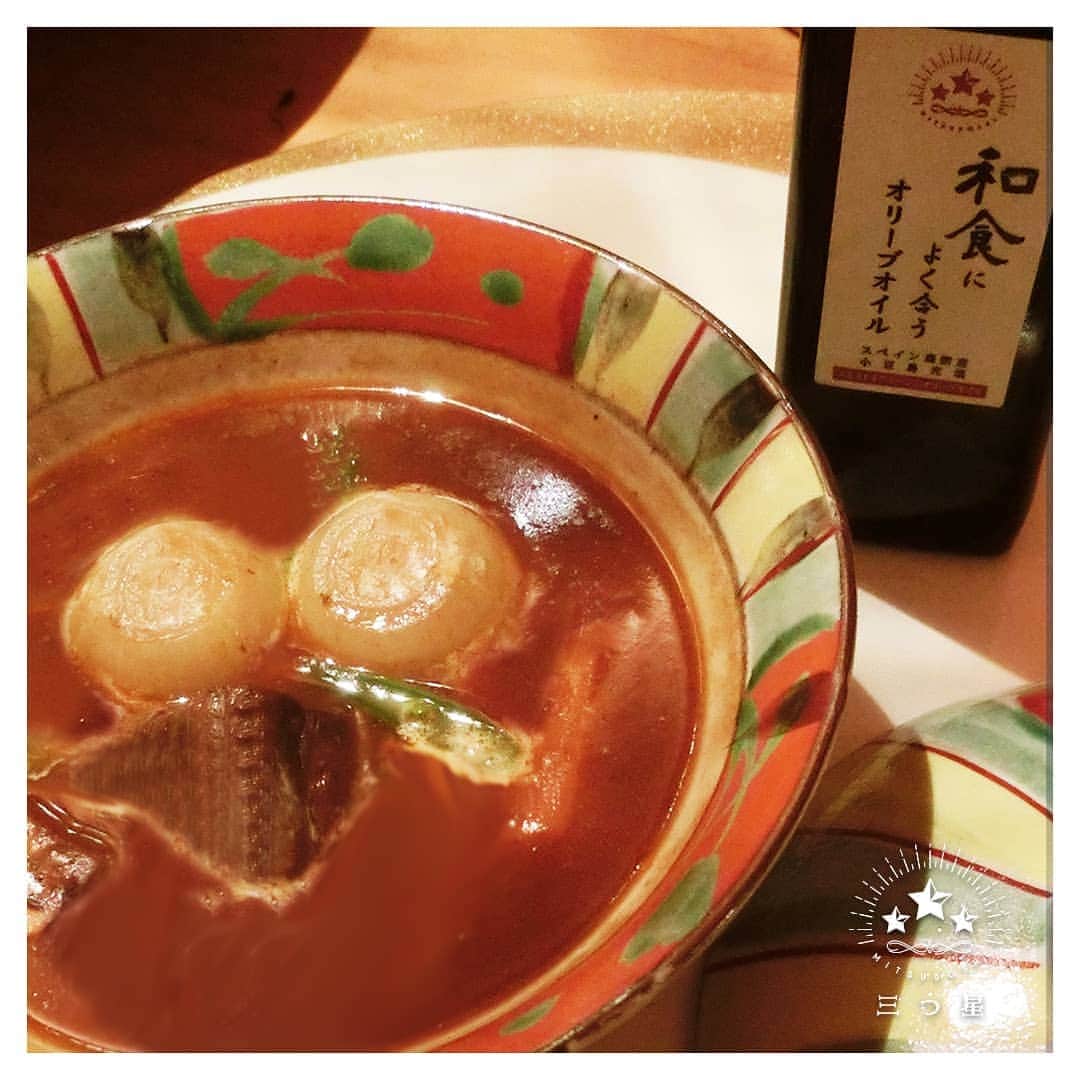 のインスタグラム：「＊ビーフ赤味噌⁉シチューと、和食によく合うオリーブオイル＊ This olive oil that goes well with japanese food;-) * ＊三つ星食べレポ＊ 赤味噌シチュー、と書きましたが、ほとんどどて煮でございます(笑) 赤味噌で牛ブロックをコトコト煮込みました。お野菜もたくさんいれて野菜の栄養も溶け込んだ赤味噌シチュー(笑)煮なりました✨仕上げに和食によく合うオリーブオイルをかけて完成です♪ * #だけで美味しくなるシリーズ today>かける #牛肉 #beef #牛ブロック #肉 #肉食系女子  にもおすすめ #シチュー　#赤味噌 #晩ごはん #ランチ #おうちごはん #味噌 #名古屋 #ビール #beer #野菜たっぷり  #オリーブオイル #oliveoil #和食によく合うオリーブオイル #和食 #washoku #japanesefood #和食とオリーブオイル #WASHOKUandOliveOil #instafood #三つ星ネットショップ」