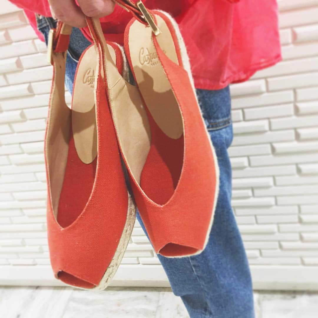 カスタネールのインスタグラム：「Pick up ⛱ . Model :DOSALIA Color :CORAL Price :¥18,000+tax Heel :3cm . #castaner#castañer#castanerlovers#18ss#newarrivals#madeinspain#wedgesandals#backstrap#sandals#coralcolor #tokyomidtown#roppongi#カスタニエール#春夏#新作#スペイン#サンダル#ウェッジソール#バックストラップ#東京ミッドタウン#六本木」