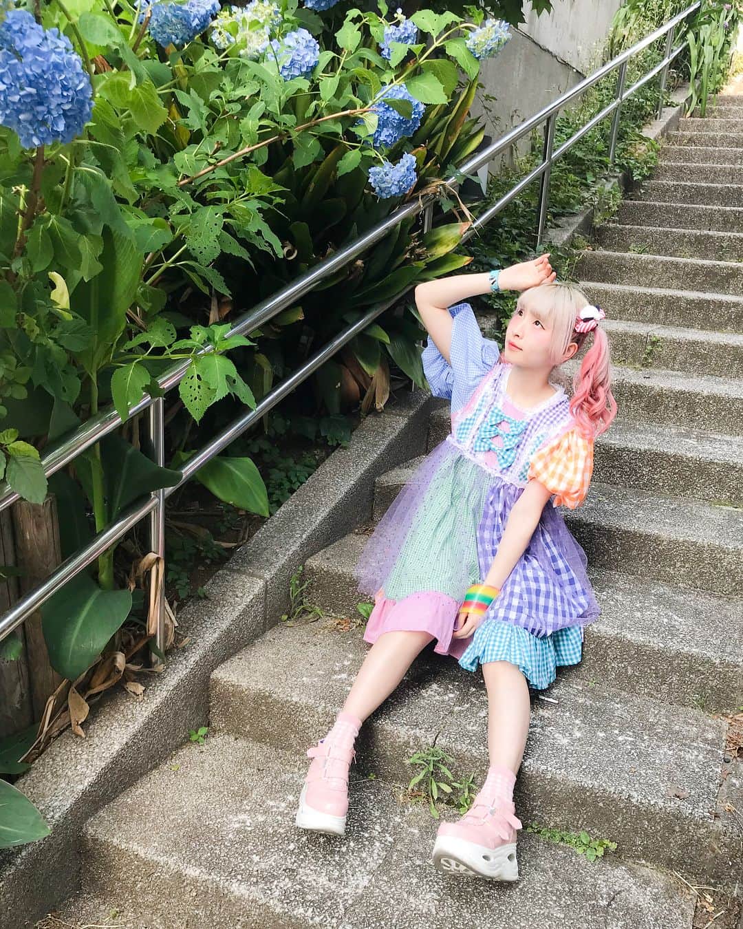 ようなぴさんのインスタグラム写真 - (ようなぴInstagram)「#紫陽花 と #ようなぴ 衣装 #miyanishiyama  #fasion #flower #階段 #梅雨」5月31日 0時04分 - younapichan