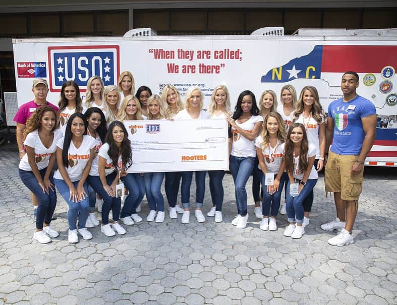 Hootersさんのインスタグラム写真 - (HootersInstagram)「‪More than a #HootersPageant. Contestants take time to give back to the Charlotte community...‬」5月30日 23時11分 - hooters