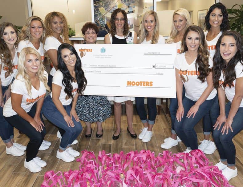 Hootersさんのインスタグラム写真 - (HootersInstagram)「‪More than a #HootersPageant. Contestants take time to give back to the Charlotte community...‬」5月30日 23時11分 - hooters