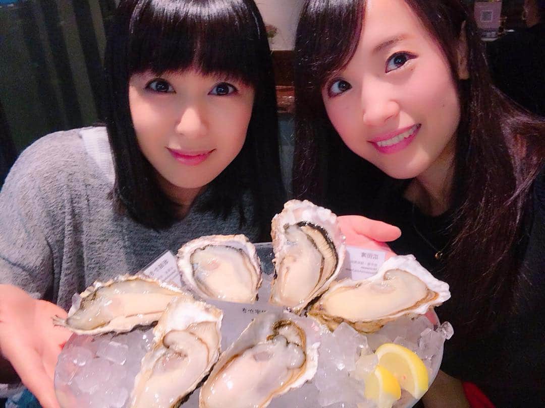 七海ななさんのインスタグラム写真 - (七海ななInstagram)「出会って6年❤️生牡蠣を唯一、一緒に食べてくれる長瀬麻美ちゃん💕笑 久しぶりに会っても気楽に「よっ👋」って笑。 あぁ、いっぱい話したなぁ🌸 あー、今この子に会いたかったんだーって。実感。 #長瀬麻美 #七海なな」5月30日 23時17分 - nana_nanaumi