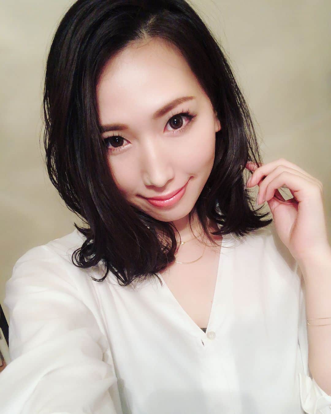 佐山愛のインスタグラム：「・ 髪を切りました✂︎ ・ 数年前から切りたい願望はあったけど、 なかなかキッカケがなくて ずっとロングヘアだった佐山さん。 ・ そんな私ですが、 5月に入って突然モーレツな 切りたい欲にかられまして。笑 ・ そんなとき、 ✨運気の良いモテ髪製造機✨ なんて呼ばれるスーパー美容師さん、 worksのダイスケさんを紹介してもらったので あれこれ相談してみたら、 「このくらいの長さ絶対可愛いよ！」 と提案してくれて♪♪ ・ それならダイちゃんにお任せするぜぃ！ ってことで切ってもらったのです🤗 ・ ・ うん、我ながらかなりイケてる❤️笑 ・ さすが！モテ髪製造機ダイちゃん♪♪ ・ 会う人みんなに可愛くなったと お褒めの言葉をいただきご満悦です🤗 ・ ・ ちなみに… ヘアドネーションは本来31cm以上 長さが必要なんだけど、 調べたら15cm以上あれば大丈夫なとこがあったので そちらへ寄付することにしました🎀 ・ 長年付き合ってきた大事な髪が、 またどこかで誰かの役に立てると思うと なんだか嬉しいものですね😊 ・ ・ そんなわけで、髪が軽くなって 気持ちも軽くなった佐山さん、 これからもよろしくちゃんです❤️ ・ ・ #ロングボブ #ロブ #ミディアムヘア #ヘアカット #works #下北沢 #ダイちゃん #イメチェン #new佐山 #ヘアドネーション」