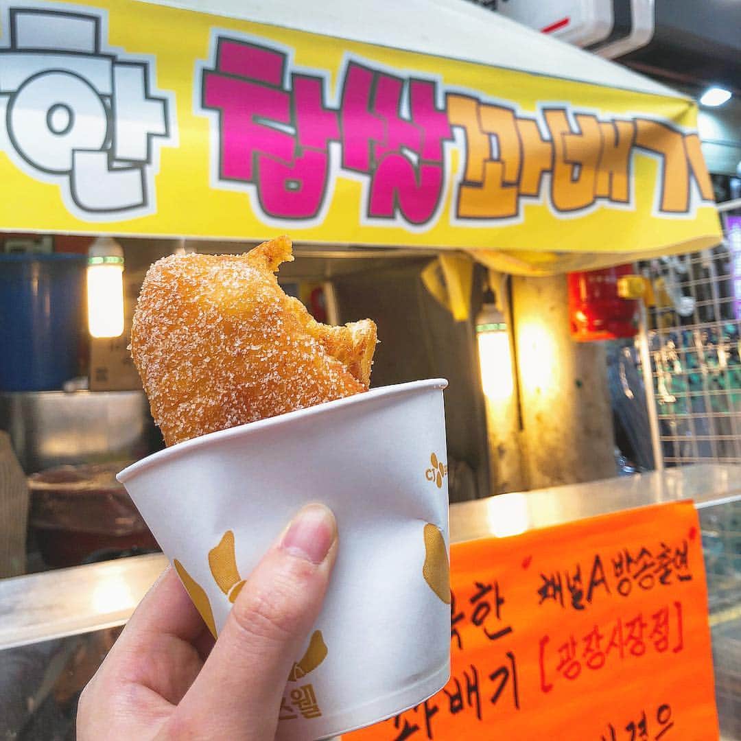 末吉咲子のインスタグラム：「これが美味しかった....もちもちドーナツみたいな🍩！50円くらいだった気がする✨やっぱ市場好きだー🇰🇷😆👍 너무 맛있는것~~~또 먹고싶다 #한국 #서울 #시장 #먹스타그램 #韓国 #ソウル #韓国グルメ #チャプサルクァベギ」