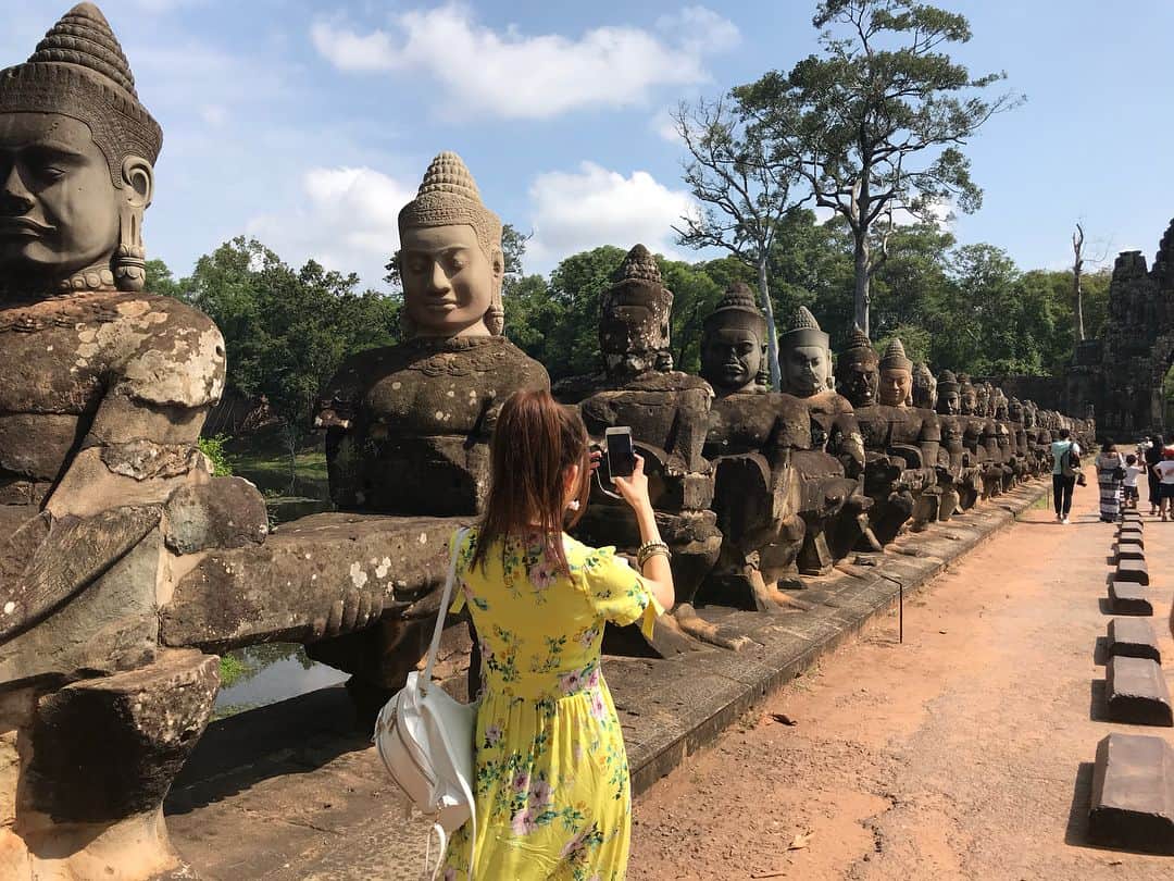 市原彩花さんのインスタグラム写真 - (市原彩花Instagram)「アンコール遺跡群を見にカンボジアのシェムリアップに来てます！ どこもかしこも遺跡だらけ！ 小さい頃から来たかった場所にようやく来れた♡ #カンボジア#Cambodia#シェムリアップ#siemreap#アンコールワット#アンコールトム#タプローム#angkor#angkorwat#angkorthom#遺跡#モデル#model#カンボジア旅行#カンボジア観光#あーキムコンビ」5月30日 15時25分 - ayaka_ichihara