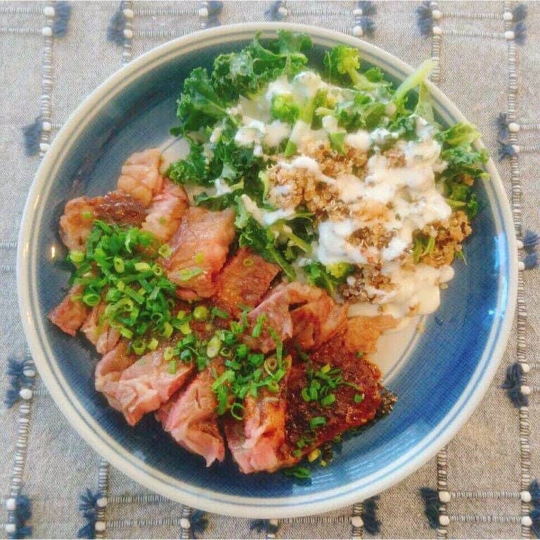 旦那マネジメントのインスタグラム：「. 日曜日のお昼は、お家で 『ステーキサラダプレート』作ってみました🍽 . お弁当には、牛肉をあまり入れないので、 休日ならでは肉料理☆🐂☆ . ダイエット中の旦那さんには、ごはんの代わりに 茹でたマッシュグレーンとケールを添えて👩‍🍳 . 栄養価の高いオーガニックの雑穀4種類と希少な 霊芝を配合したオーガニックマッシュグレーンを 茹でて、付け合わせに♡💪 . 葉酸も含まれているので妊婦さんにも良いそうです🤰👏♡ . ✨✨5/28~6/30 フォローキャンペーン開催中✨✨ . 期間中に　@danna_maagement　を フォローいただいた方の中から、10名様へ、 【スカルプ】シャンプー＆コンディショナー＋ 【スカルプDボーテ】シャンプー＋コンディショナー　 計4本　￥15,600円相当を抽選でプレゼント🎁 . 詳しくはプロフィールよりHPをご覧ください💁‍♀️ . . #旦那マネジメント #オーガニック #おうちごはん #ドクターズナチュラルレシピ . .」