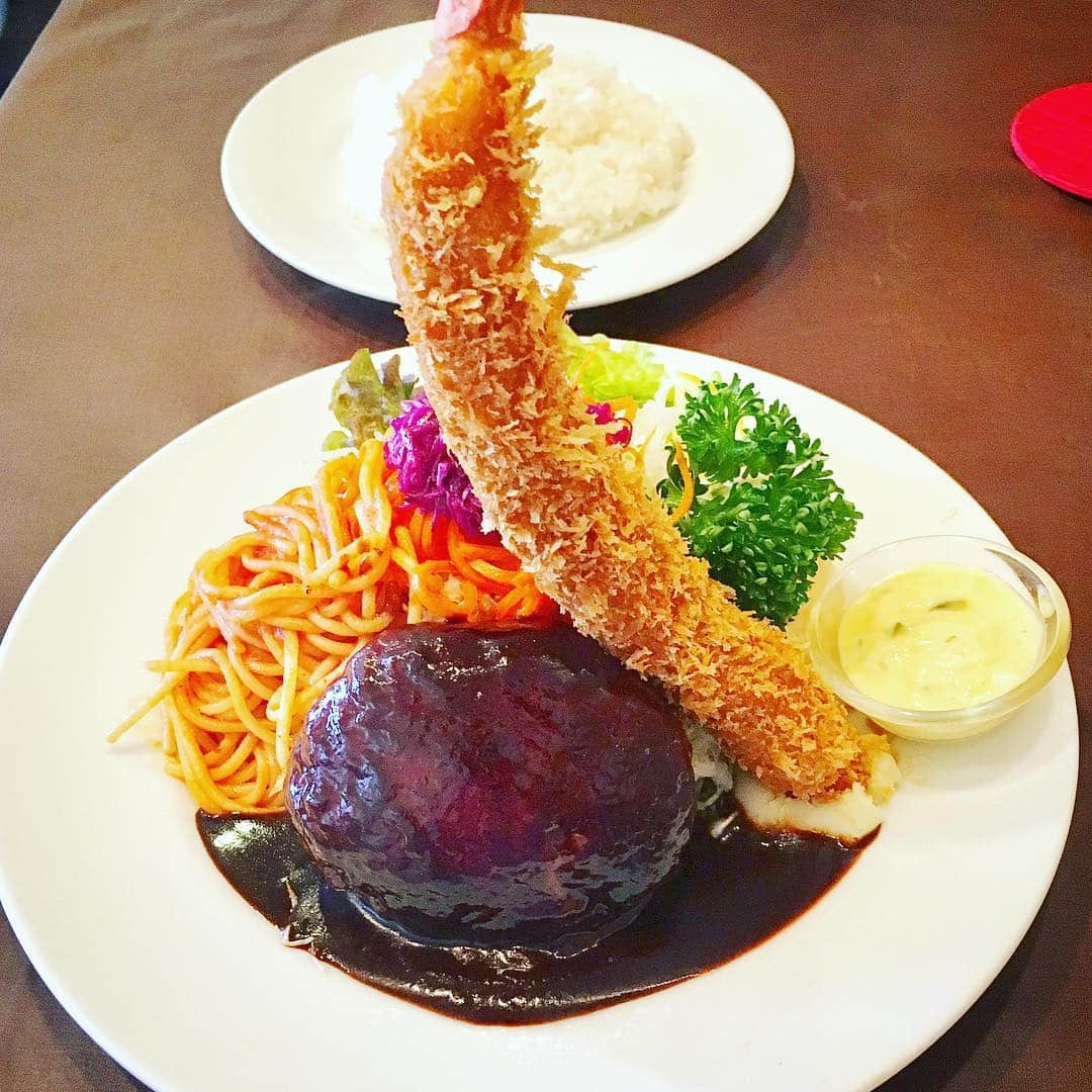 散歩の達人さんのインスタグラム写真 - (散歩の達人Instagram)「夢の“大人様”ランチ。 Classic Plate Lunch:D  #yummy #エビフライ #ハンバーグ #洋食 #立石 #洋食工房ヒロ #lunch #tateishi #tokyo #散歩の達人」5月30日 17時58分 - san_tatsu