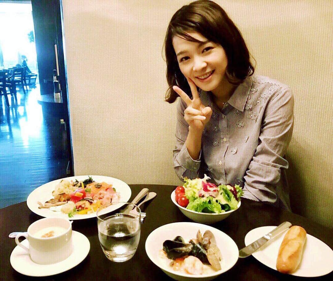 藤澤恵麻さんのインスタグラム写真 - (藤澤恵麻Instagram)「ちょっと豪華にホテルでランチビュッフェ。なかなかない機会にお腹もいっぱいで大満足。 根セロリのスープがとても美味しくておかわりしました。  さて明日は、朝7:00からのNHK Eテレ「シャキーン！」で私がナレーションをしているコーナーが放送されます。今回の「ひもマッサージ」はインパクトのあるお客様がいらっしゃる予定です、ちょっと早起きしてご覧になってみて下さい。  #ビュッフェ #ランチビュッフェ #ホテルビュッフェ #ビュッフェランチ #ランチ #スープ #おかわり #NHK Eテレ #シャキーン！ #ひもマッサージ」5月30日 17時55分 - ema_fujisawa_official