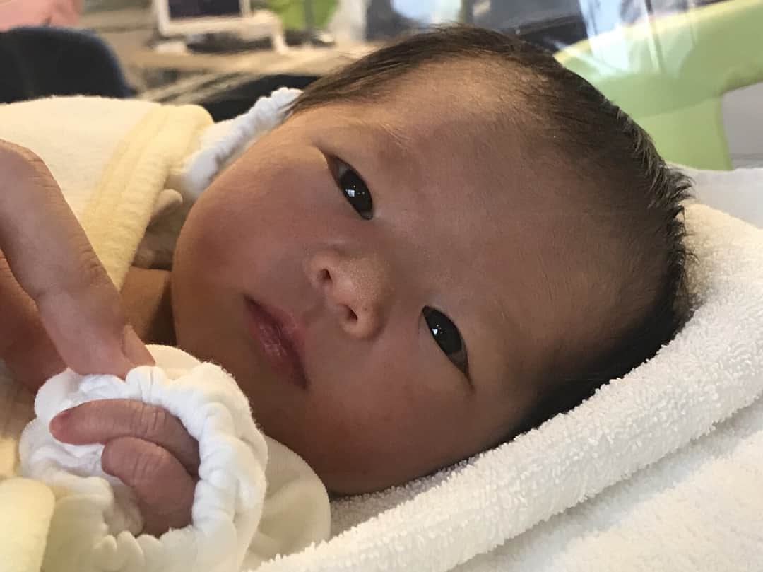 高橋みゆきのインスタグラム：「産まれました👶💗女の子❣️ 沖縄にいる弟の子供😚可愛ぇ😍 #赤ちゃん #弟 #まだ現役 #バレーしてる #姫 #第一子 #5月24日 #同級生」