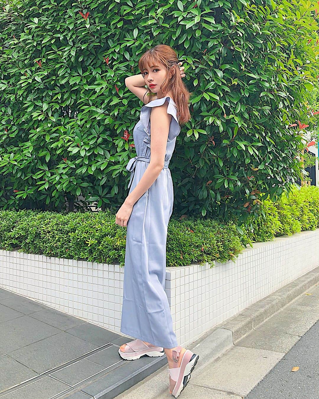 得あゆさんのインスタグラム写真 - (得あゆInstagram)「梅雨ですか？☂️☔️💭 ・ allinone : @fifth_store sandal : @snidel_official 最近オールインワンの服ばっかり着てる☺️ 楽だけどトイレに行くのが大変です🚽笑 ・ #オールインワン#カジュアル#梅雨#雨#コーデ#fifth#fifthtl#フィフス#フリルワイドパンツコンビネゾン#ootd#大人カジュアル#夏コーデ#渋谷#東京」5月30日 18時25分 - tokuayu819