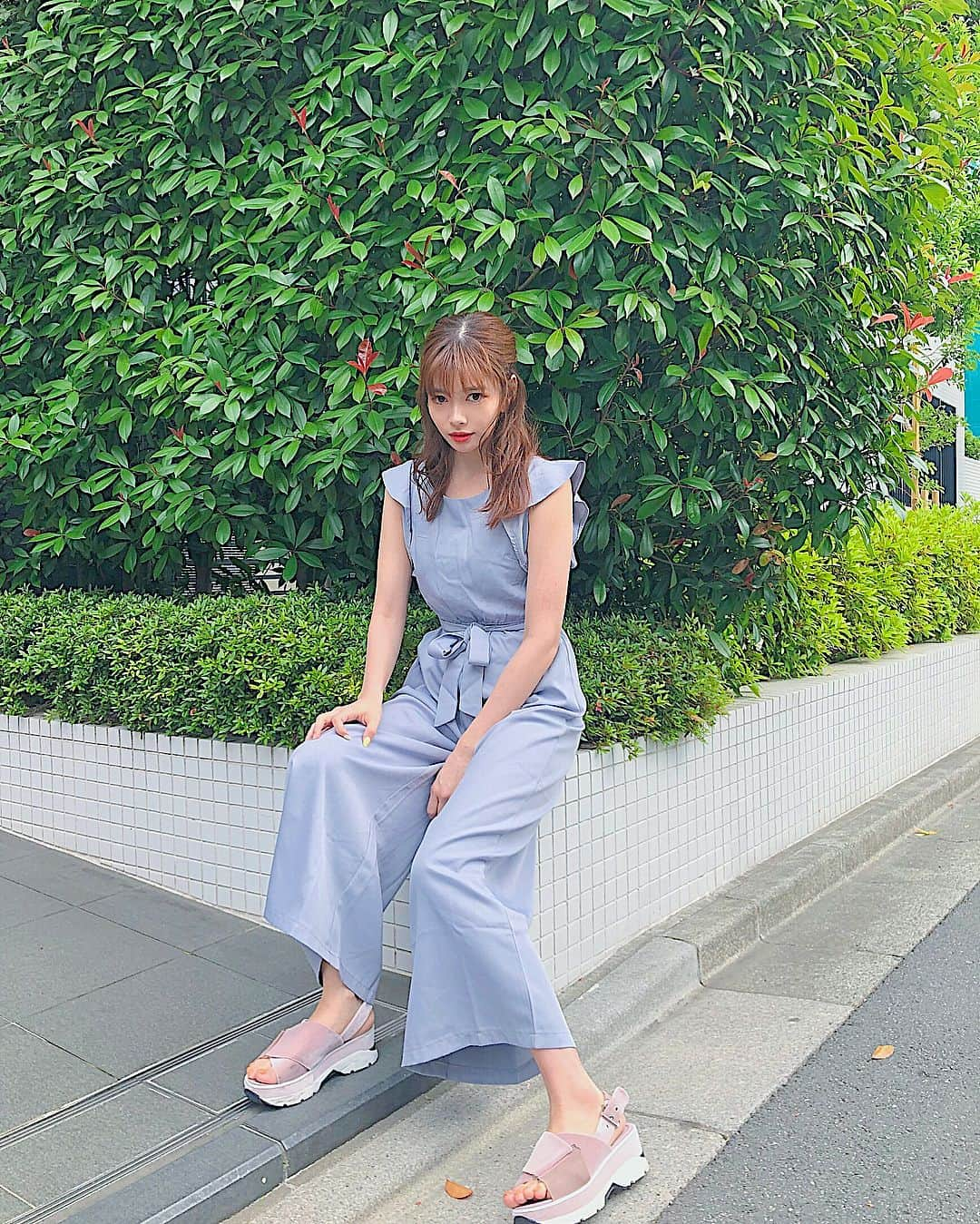 得あゆさんのインスタグラム写真 - (得あゆInstagram)「梅雨ですか？☂️☔️💭 ・ allinone : @fifth_store sandal : @snidel_official 最近オールインワンの服ばっかり着てる☺️ 楽だけどトイレに行くのが大変です🚽笑 ・ #オールインワン#カジュアル#梅雨#雨#コーデ#fifth#fifthtl#フィフス#フリルワイドパンツコンビネゾン#ootd#大人カジュアル#夏コーデ#渋谷#東京」5月30日 18時25分 - tokuayu819