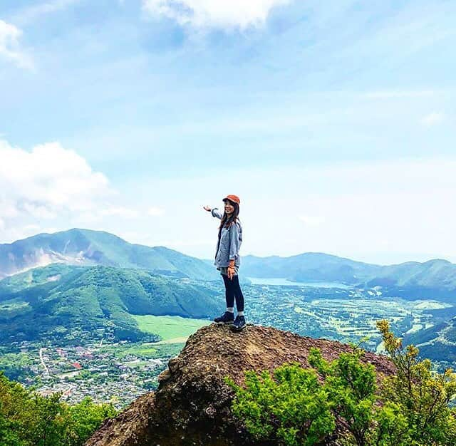 登山*トレッキング*アウトドア『.HYAKKEI』さんのインスタグラム写真 - (登山*トレッキング*アウトドア『.HYAKKEI』Instagram)「標高3,000m級の高い山もいいけれど、こうして人里が見渡せる低山も魅力的。山頂から日々の暮らしを見つめ直せる豊かな時間です。 ・ photo by @backpackaya39 ・ ・ あなたの山の思い出picを#hyakkeime で投稿してください！みんなで素敵なお山ギャラリーをつくりましょー！ ・ ・ ・ #山好きな人と繋がりたい #登山 #山登り #山歩き #山ガール #登山女子 #山ボーイ #山バカ #landscape #絶景 #日本の絶景 #as_archive #vsco #reco_ig #山頂 #春の山 #岩場 #光と影 #広角 #青空 #sky #自然美 #箱根 #金時山」5月30日 18時33分 - hyakkei_me