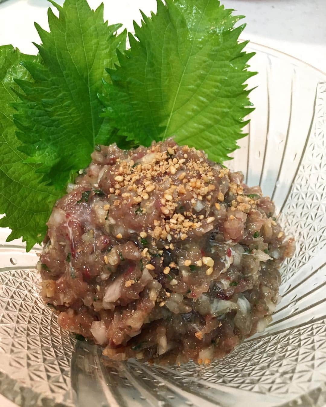 のインスタグラム：「晩酌のあて🍶❤️ ＊鰹のなめろう (鰹、新玉ねぎ、大葉、しょうが、みょうが、醤油、味噌、金ごま) . 冷蔵庫にある残り野菜入れ込んだ👩‍🌾 ネギなかったから新玉ねぎで代用👍🏻 茶漬けとか鰹バーグにしても絶対美味しいやつだな😍!✨✨ . #晩酌 #晩酌のあて #鰹 #鰹のなめろう #なめろう #料理はストレス発散 #時間さえあれば 料理していたい」