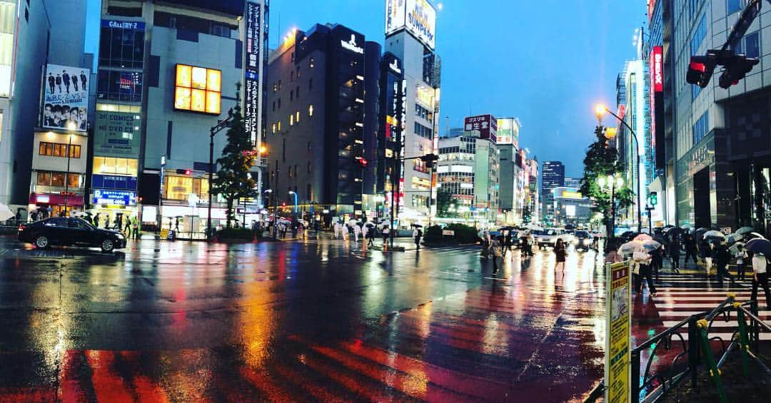 舞名里音さんのインスタグラム写真 - (舞名里音Instagram)「新宿。 都会だねぇ。 ( ˊ̱˂˃ˋ̱ )  #新宿 #東京 #日本 #雨 #夜  #都会 #ですな #ギラギラ #笑  #りおん散歩 #👣」5月30日 18時59分 - maina_rion
