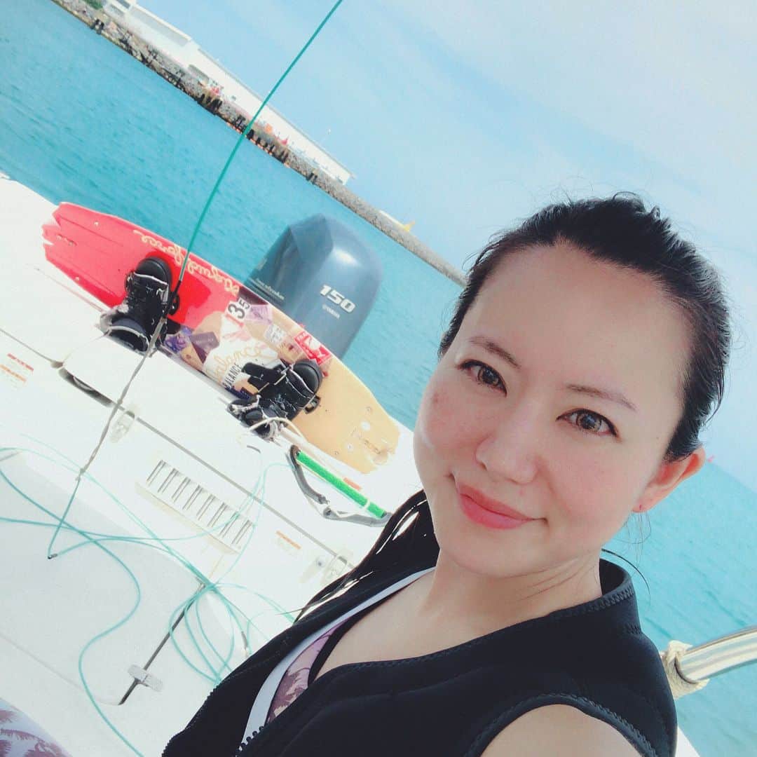 長嶺菜菜子のインスタグラム：「. デコの広さww . 沖縄に帰省した時は 必ずウェイク🌊🏄‍♀️してるのだ\( ˙▿︎˙ )/ . ジャンプの感覚わかって来た🤩🤙 . . ダイビングもサーフィンも フライボードもしたい事たくさ-----ん🐠🏄‍♀️🏊‍♀️ . マリンスポーツ大好き♡ . . #インフルエンサー #インスタグラマー #マリンスポーツ女子 #ウェイクボード #沖縄 #那覇ウェイクボード #那覇マリンスポーツ #マリンスポーツ #アクティブ #フットワーク軽い #沖縄出身 #うちなんちゅ #八重歯 #でこっぱち #ウェイクボードジャンプしたい #健康美 #デコの広さよ #ジェットスター旅部 #ジェットスターサマー #ジェットスターアンバサダー」