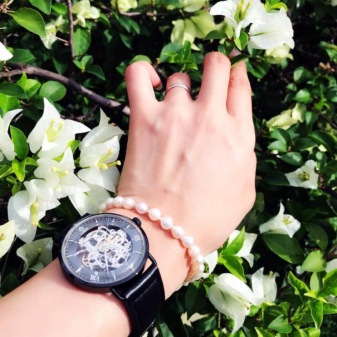 鷹村アオイさんのインスタグラム写真 - (鷹村アオイInstagram)「. 【LOBORの時計】 . 腕時計を新調しました⌚️ このカシャカシャ動く歯車がクールです✨ . 大ぶりでインパクトがあります✨ . 私が選んだのは @loborjapan さんの PLANETARIUM CRONENBERG✨ . http://lobor.jp . クーポンコード 『aoi_takamura』 使用で 10パーセントオフになりますよ😊✨. #lobor#ロバー#腕時計#時計#手元倶楽部」5月30日 19時05分 - aoi_takamura