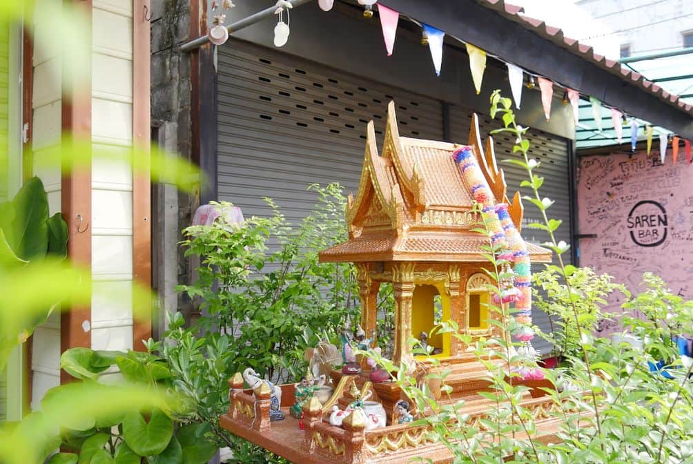 タイ国政府観光庁さんのインスタグラム写真 - (タイ国政府観光庁Instagram)「タイを訪れる前に知っておきたい！タイの精霊信仰✨﻿ ﻿ タイの生活に根付いている精霊信仰（アミニズム）とは、土地など万物には精霊(ピー)が住んでいてお参りをすれば人々の生活を守ってくれ、悪い行いに対しては災いを起こすというもの😌﻿ ﻿ タイの人々は祠に花を供え、お参りします。有名な祠としては、バンコク最強のパワースポットとして有名な「エラワン廟」や王宮に近い「サーン・ラック・ムアン」などがあります💐﻿ ﻿ 🔗精霊信仰などタイの文化の詳細はプロフィールのリンクから @thailand_jp﻿ ﻿ #タイ #精霊信仰 #祠 #アミニズム #パワースポット #エラワン廟 #タイ旅行 #旅好きな人と繋がりたい #はじめてのタイ #もっと知りタイ #こんなタイ知らなかった #thailand #animism #thaishrine #shrine #powerspot #phraphrom #erawanshrine #bangkokcitypillarshrine #bangkokcitypillar #localexperience #amazingthailand #thailandtravel #thailandtrip #thai #thaistagram #lovethailand」5月30日 19時16分 - amazingthailandjp