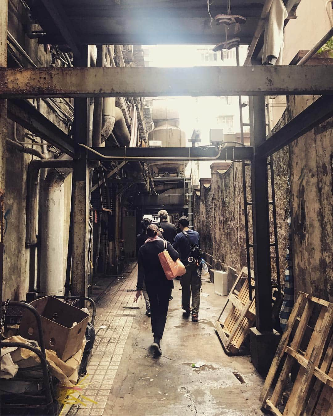 アンソニー・ボーディンのインスタグラム：「Hong Kong @partsunknowncnn crew behind CHUNGKING MANSIONS, a return to the location  of one of @dukefeng52 finest films. @asiaargento Sunday Night」