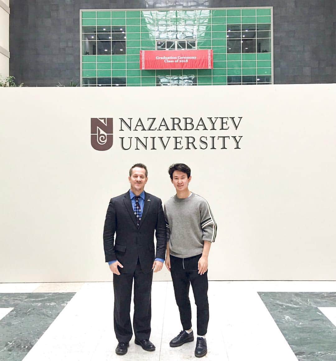 デニス・テンのインスタグラム：「Был в гостях у Назарбаев Университета сегодня. Космическое место.」