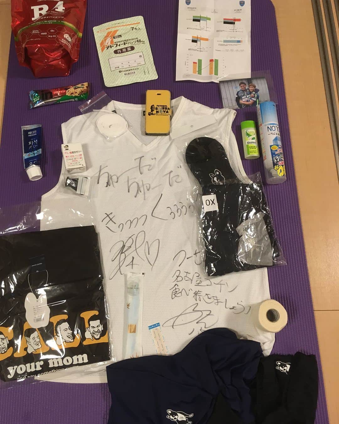 のインスタグラム：「横浜から誕生日プレゼント 届きました！ 3分の2ゴミでした！笑  #誕生日プレゼント #バンドエード#冷却スプレー #プロテイン#イバのスパッツ #スンジンの使いかけの歯磨き粉 #ソンスとの2ショット写真 #京都東急ホテルの歯磨き #スパイクのポイント締めるやつ #ボロボロのスマホケース #黄ばんだインナー #野村の走行距離の紙 #本当にありがとう #obrigado」