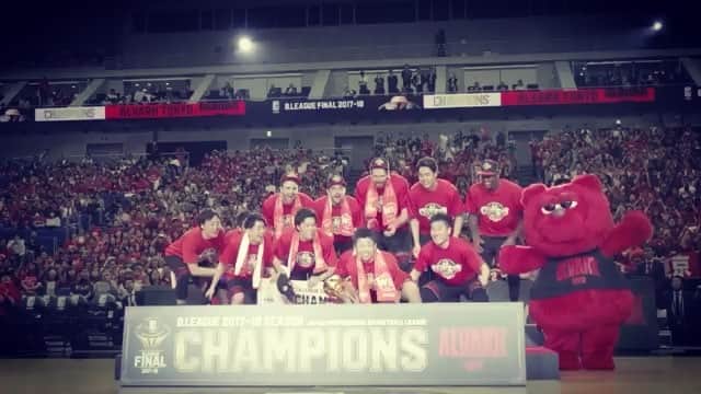 田中大貴のインスタグラム：「表舞台のコートの上で試合をし、優勝を勝ち取ったのは自分たち選手なのかもしれませんが、 その裏でチーム関係者の皆さん、フロントスタッフの皆さんが必死にチームを支えてくださったからこその結果だと心の底から思います。本当に感謝の気持ちしかありません。 そして毎試合熱く、力強い声援を送り続けて下さったアルバルクファン、チアの皆さん、特にCSに入ってからは本当にパワーを貰いました！ありがとうございました！ アルバルクに関わる全ての人たちの思いで掴みとった優勝です！ 皆さんおめでとうございます！ #alvark #we #champion #🏆」