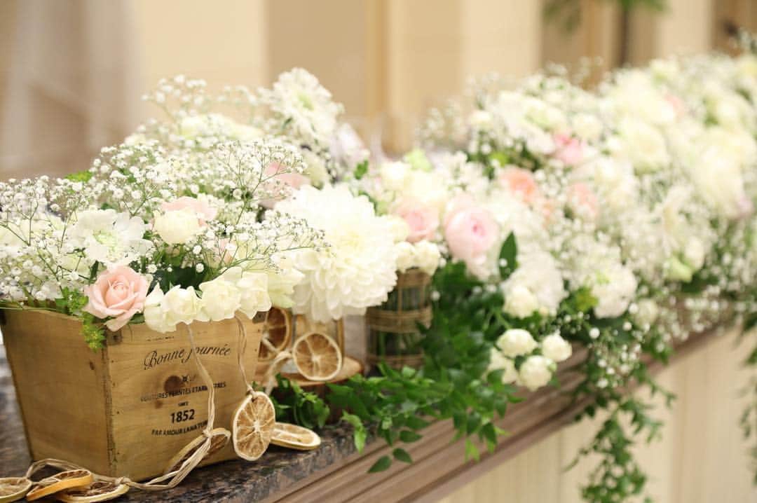 八雲迎賓館 結婚式 パーティ 記念日 人生儀礼 福井さんのインスタグラム写真 八雲迎賓館 結婚式 パーティ 記念日 人生儀礼 福井instagram お洒落 な 高砂装花 かすみ草 薔薇 ダリア ナチュラルウエディング 素敵な結婚式 八雲迎賓館
