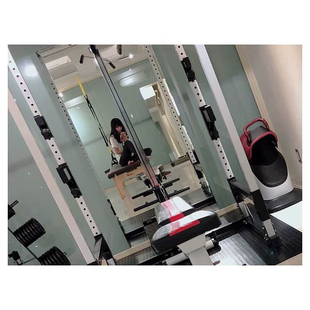 石川恋さんのインスタグラム写真 - (石川恋Instagram)「今日は夜ジム🔥ヒップスラスト50kg上がるようになった😎💪初めてやったときは30kgで重いーー無理ーーって言ってたのに、、継続は力なり、ですね、笑 体脂肪率をあと1.5%落としたいので、最近は食生活についてもかなり教えてもらってます😋🙏#workout #estretch #パーソナルジム #とっしー」5月30日 21時38分 - ren_ishikawa