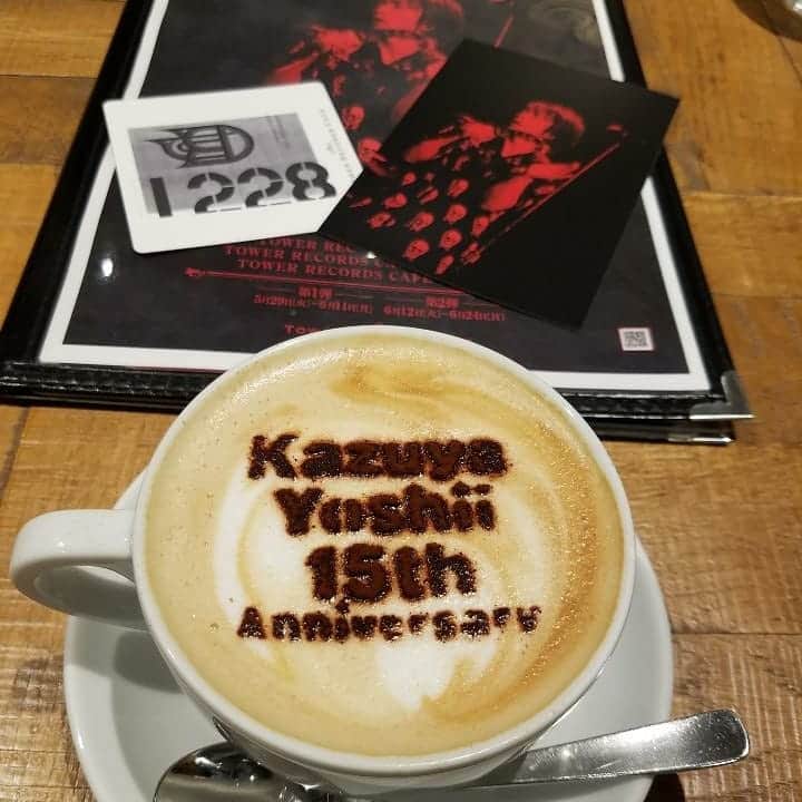 川原ちかよさんのインスタグラム写真 - (川原ちかよInstagram)「ソロデビュー15周年の吉井和哉さんと TOWER RECORDS CAFEのコラボ！ 『Kazuya Yoshii 15th Anniversary ‐Let’s Go Oh! Honey CAFE‐』 第1弾が今日しか行けないかも！？ と気づき、1時間もいれなかったけど。 開店してすぐ！ 仕事の前に行ってきましたー。  3時間はいたい！いれる！  カフェラテ運ばれてきた時、 流れていたのが【CALL ME】だった。 ハチミツ入りの甘いカフェラテを、 泣きそうになりながら飲んだよー。  やっぱりソロもいい。いい！ 吉井さんのソロが、 めちゃくちゃ楽しみになった！！！ 【Island】早く聴きたいなぁ。 ライブまであと2週間！ 期待高まる！ 一瞬にしてソロモードになった！  皆さんもぜひ。  次は渋谷で行こうっと。 フードもしっかり食べたい！  グッズはランチョンマット悩んで やめたけど、やっぱり欲しいかも。 モバイルバッテリーはよい！ スマホも心も充電できるわん。  クッキーカップもかわいい！  #吉井和哉 #タワーレコード」5月30日 22時02分 - chikayo_baby