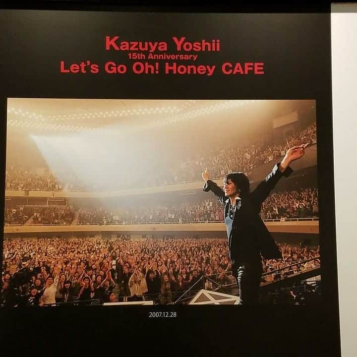 川原ちかよさんのインスタグラム写真 - (川原ちかよInstagram)「ソロデビュー15周年の吉井和哉さんと TOWER RECORDS CAFEのコラボ！ 『Kazuya Yoshii 15th Anniversary ‐Let’s Go Oh! Honey CAFE‐』 第1弾が今日しか行けないかも！？ と気づき、1時間もいれなかったけど。 開店してすぐ！ 仕事の前に行ってきましたー。  3時間はいたい！いれる！  カフェラテ運ばれてきた時、 流れていたのが【CALL ME】だった。 ハチミツ入りの甘いカフェラテを、 泣きそうになりながら飲んだよー。  やっぱりソロもいい。いい！ 吉井さんのソロが、 めちゃくちゃ楽しみになった！！！ 【Island】早く聴きたいなぁ。 ライブまであと2週間！ 期待高まる！ 一瞬にしてソロモードになった！  皆さんもぜひ。  次は渋谷で行こうっと。 フードもしっかり食べたい！  グッズはランチョンマット悩んで やめたけど、やっぱり欲しいかも。 モバイルバッテリーはよい！ スマホも心も充電できるわん。  クッキーカップもかわいい！  #吉井和哉 #タワーレコード」5月30日 22時02分 - chikayo_baby