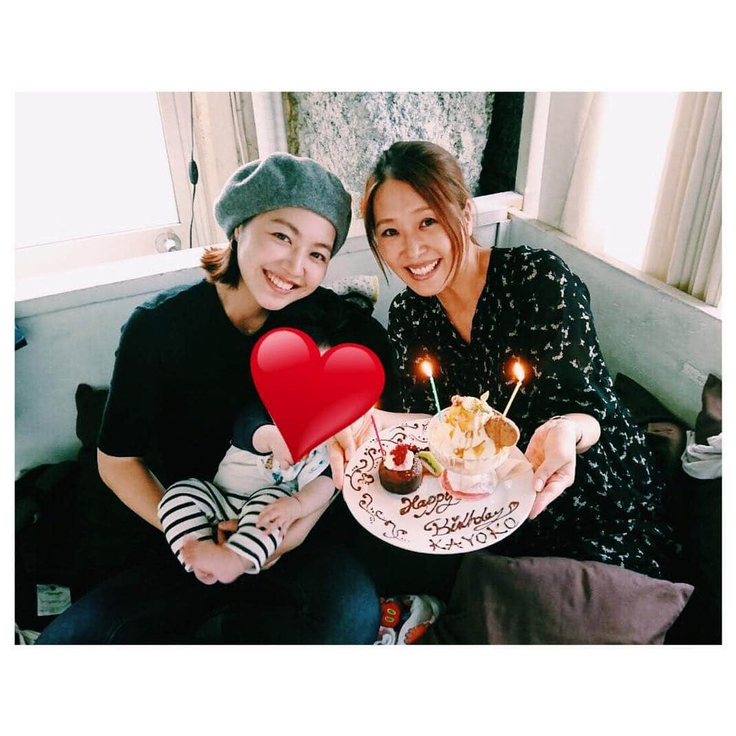 上原香代子のインスタグラム：「友よ、ありがとう♡﻿ 本日5月30日で31歳になりました。ありがとうございます。﻿ ﻿ この一年は妊娠発覚〜出産があり、本当にあっという間でした。﻿ いつからか持っていた「30歳のうちに子供を産む」という目標を達成でき、お腹から出てきた息子は自分が思っていたより遥かに可愛くて愛おしくて、大変だけど今までの人生でたぶん今一番幸せです。﻿ 友達と呼べる人も昔とはすっかり減ったけど、でも変わらない顔ぶれの人たちとは変わらず繋がれていてそれもとてもありがたいし幸せだと思う。﻿ ﻿ 自分のやりたい事を好き勝手やってきた10代20代。夢を追っかけて楽しかった。だけど苦しかった。﻿ そんな私に家族が、守るものが、できた。ここに繋がってたんだな〜全て。﻿ いま願うことはただ一つ。家族や仲間の健康と笑顔を守れますように。です。﻿ また一年、自分も健康で笑顔で頑張ります。﻿ #長々うるさい31歳 #ゆっこちゃんありがとう #元気な赤ちゃんを産んでね #私たちがママ友 #泣ける」