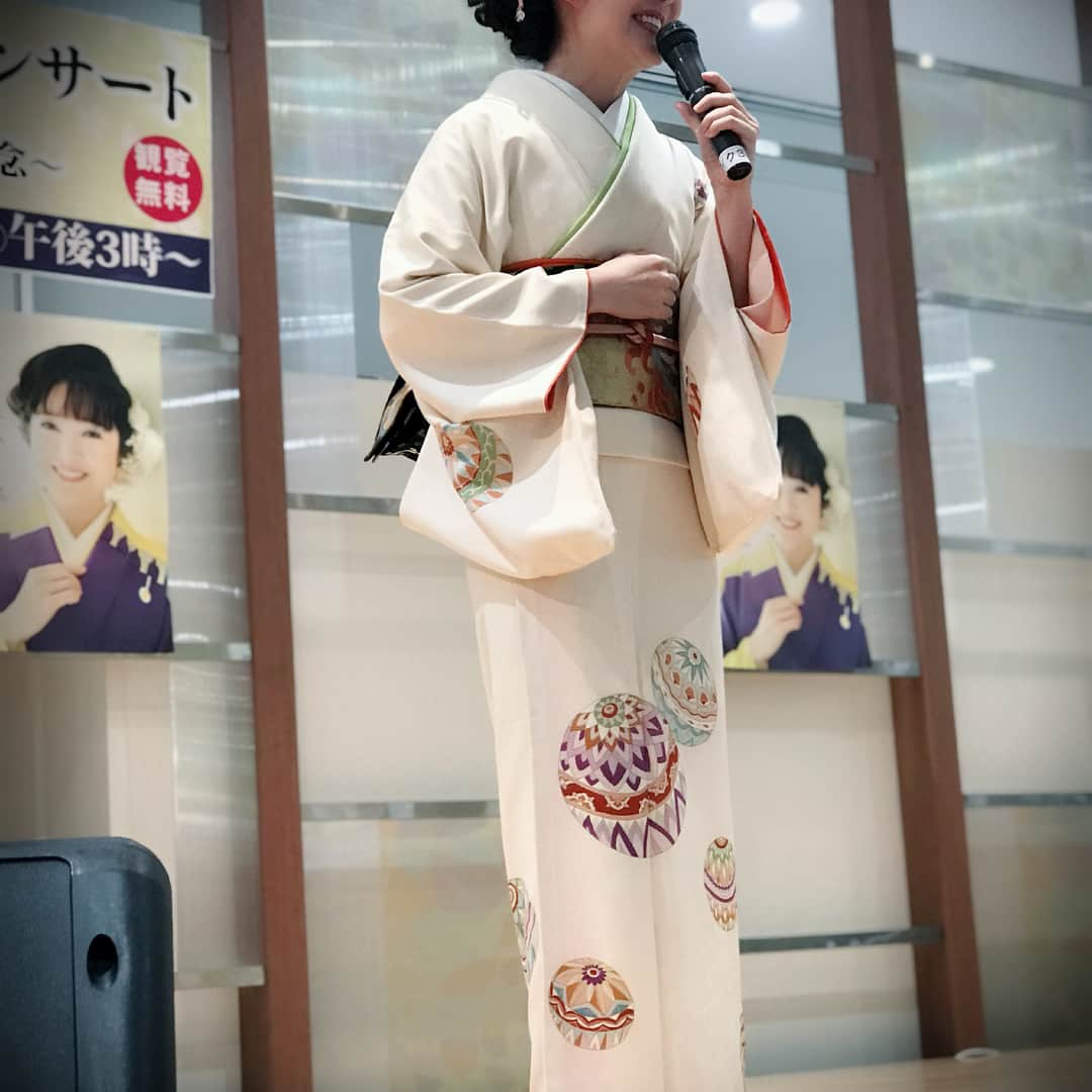 田川寿美さんのインスタグラム写真 - (田川寿美Instagram)「可愛らしい手毬柄の着物 白地が涼しげで今の季節にピッタリです #手毬  #涼しい #着物 #演歌 #歌手 #kimono #enka」6月14日 16時53分 - toshimi_tagawa