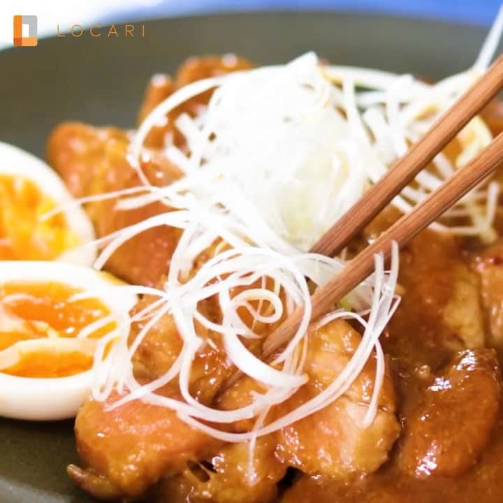LOCARI（ロカリ）のインスタグラム：「レンチンだけで！⠀ ピリ辛がたまらなく美味しい焼き豚、お酒のおつまみにどうぞ♡⠀ ⠀ ＜材料＞⠀ 豚肩ロース　400～500グラム⠀ 味噌　大さじ3⠀ お酒　大さじ2⠀ 砂糖　大さじ2⠀ 醤油　小さじ1⠀ ごま油　小さじ1⠀ 豆板醤　小さじ1/2～⠀ にんにくチューブ　3cm⠀ ⠀ ＜作り方＞⠀ ①味噌 大さじ3、お酒 大さじ2、砂糖 大さじ2、醤油 小さじ1、ごま油 小さじ1、豆板醤 小さじ1/2～、にんにくチューブ 3cmを耐熱ボールに全部入れ混ぜたら豚肉を加えしっかり絡める。⠀ ②ラップをふわりとかけて600Wのレンジで8分加熱する。取り出してひっくり返したらラップをせず再度4分加熱する。⠀ ③ひっくり返しタレを全体に絡めたらラップをかけて10分～放置したら出来上がり⠀ ⠀ #locari #locari_kitchen #cooking #cookingram #recipe #cookingtutorial #ロカリ #ロカリ動画 #ロカリキッチン #お弁当 #インスタ映え #時短レシピ #料理 #簡単レシピ #料理動画 #今日の献立 #フォトジェニック #レシピ #レシピ動画 #yummy #yum #foodporn #instafood #foodstagram #飯テロ #おうちごはん #クッキングラム #homecooking #おうちカフェ」