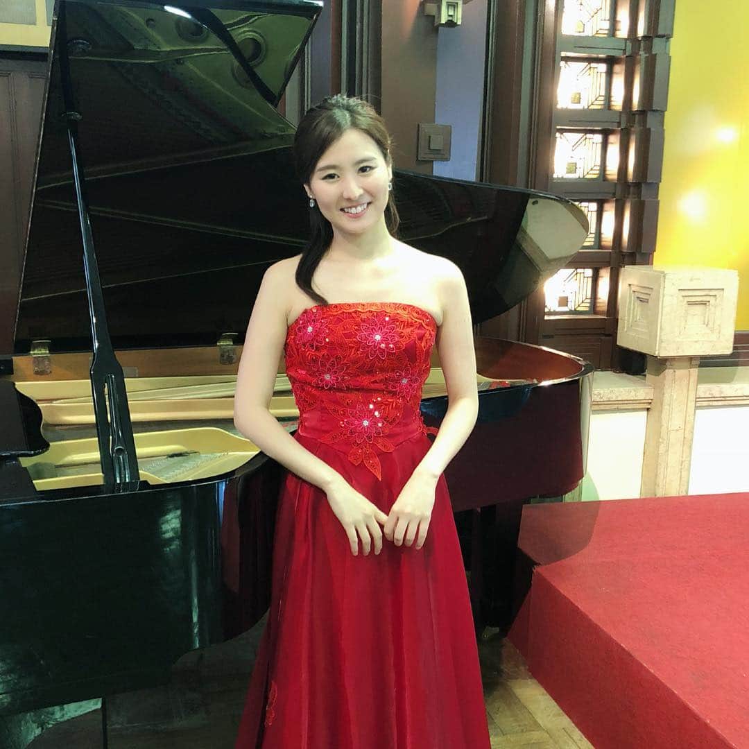 森本麻衣のインスタグラム：「TODAY❤️ . 森村曽友会の皆様、ありがとうございました😊 . . . . #maimorimoto#piano#pianist#concert#instapiano#instalike#dress#red#tokyo#🎹#🎼#👗 #森本麻衣#ピアノ#ピアニスト#ぴあの#お昼#コンサート#ありがとうございました💕 #ドレス#赤」