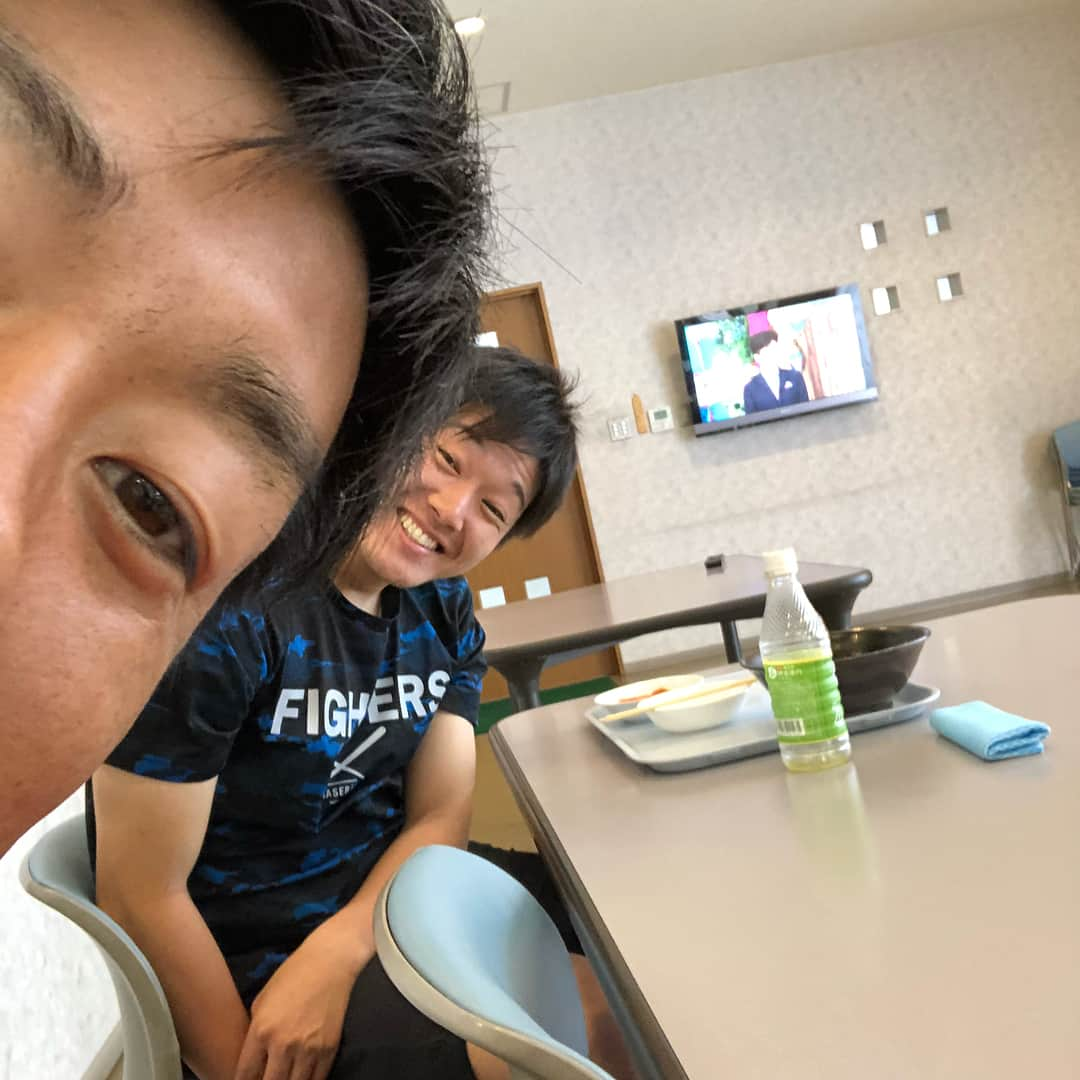 黒羽根利規さんのインスタグラム写真 - (黒羽根利規Instagram)「元気ですかー🧣？ 久しぶりのフェイス会😊 玉ちゃんはゴリの真似をしてるみたいです（笑） 2枚目3枚目はバネフレームからひょっこりはん？ #玉井大翔 #西村天裕 #バネフレーム #ひょこりはん #インスタバネ」6月14日 17時40分 - toshiki_k42